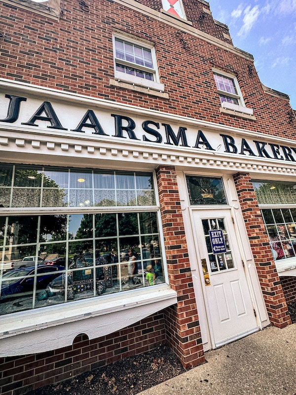 Exterior of Jaarsma Bakery in Pella, Iowa
