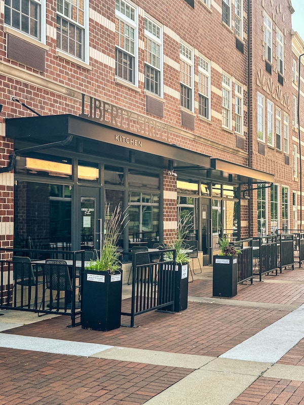 Liberty Kitchen outdoor seating area in Molengracht Plaza in Pella