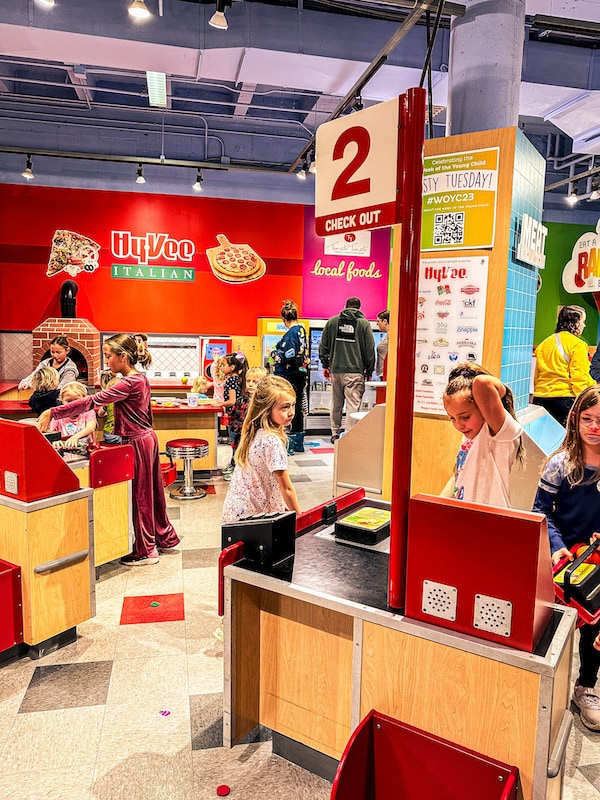 Pretend checkout area at the imaginary Hy-vee grocery store at the Omaha Children's Museum.